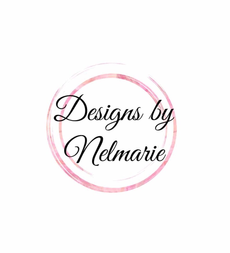 Op de afbeelding: Een roze aquarelcirkel met de tekst "Designs by Nelmarie" in zwart cursief schrift.
