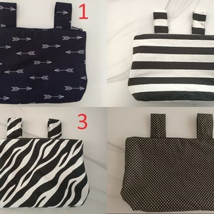 Może przedstawiać: Cztery różne style czarno-białych toreb na kierownicę rowerową wykonanych z tkaniny. Torby mają różne wzory, w tym strzałki, paski, wzór zebry i grochy. Wszystkie torby są wykonane z wytrzymałego materiału i mają zamek błyskawiczny.