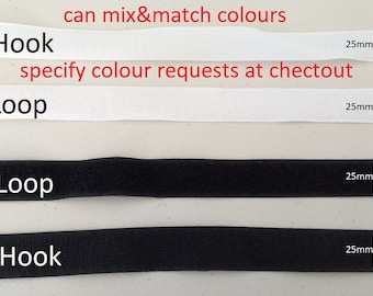 Op de afbeelding: Close-up van twee soorten klittenband, een wit en een zwart. Elke band is 25 mm breed en is geëtiketteerd met "Hook" of "Loop". De tekst "can mix&match colours" en "specify colour requests at chectout" is ook zichtbaar.