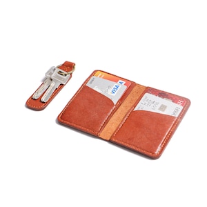 Juego de tarjetero y llavero de cuero personalizado, minibilletera de bolsillo para tarjetas de crédito y llavero con monograma en relieve.
