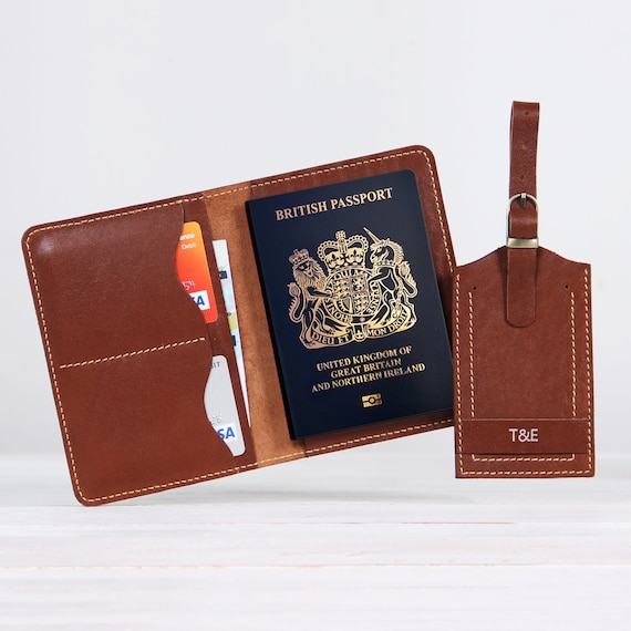 Set da viaggio con porta passaporto in pelle ed etichetta per bagaglio.  Copertina per passaporto in pelle con porta carte, portafoglio per  documenti da viaggio -  Italia
