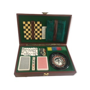 Caja con juegos de mesa / juegos reunidos / caja de piel con juegos de mesa