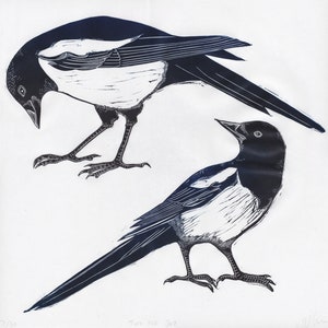 Dois para Joy pegas corvid pássaros linogravura bloco de relevo linoprint gráfico acessível arte quadrada preto e azul amigos de penas boa sorte