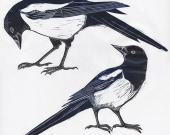 Linogravure représentant deux pies, art d'oiseaux noirs et bleus
