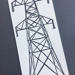 Puede incluir: Un dibujo en blanco y negro de una torre de electricidad, una estructura alta con un marco triangular y travesa&ntilde;os.