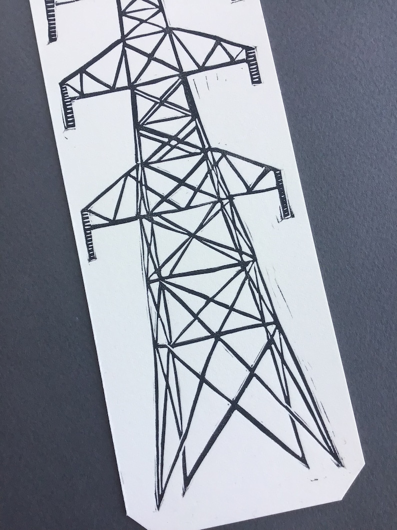 Puede incluir: Un dibujo en blanco y negro de una torre de electricidad, una estructura alta con un marco triangular y travesa&ntilde;os.
