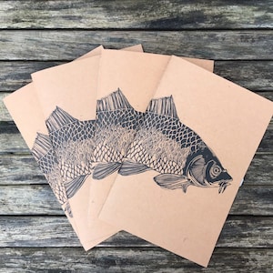 Papier kraft linogravé imprimé à la main A5 carnet de notes poisson carpe sealife mer océan illustration dessin art cadeau