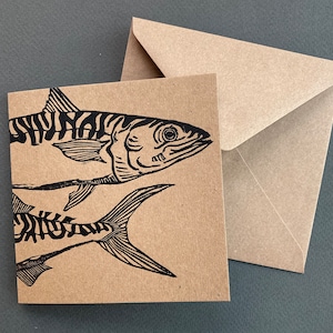 Tarjeta de felicitación con diseño de caballa, pez acuático, océano, linograbado, linoimpreso, envolvente, marrón Kraft