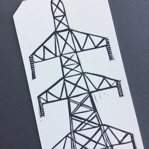 Puede incluir: Un dibujo en blanco y negro de una torre de electricidad, una estructura alta con un marco triangular y travesa&ntilde;os, sobre un fondo blanco.