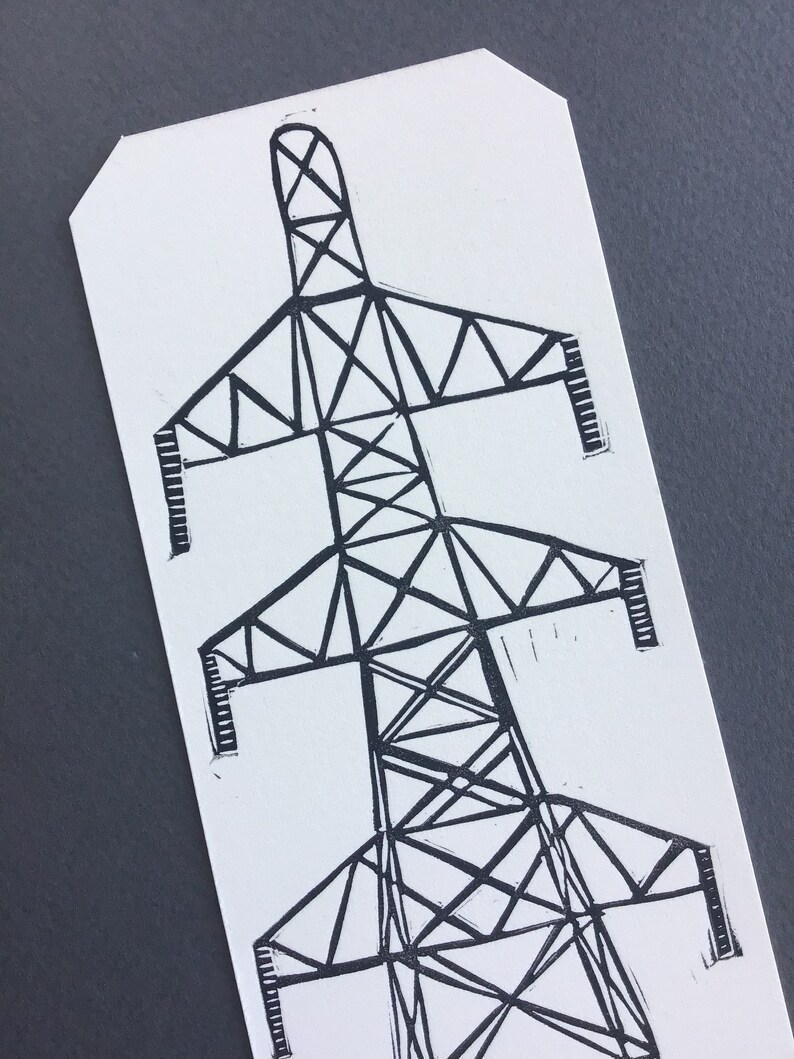 Puede incluir: Un dibujo en blanco y negro de una torre de electricidad, una estructura alta con un marco triangular y travesa&ntilde;os, sobre un fondo blanco.