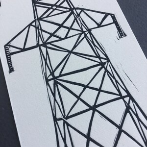 Puede incluir: Dibujo en blanco y negro de una alta torre de l&iacute;nea el&eacute;ctrica triangular.
