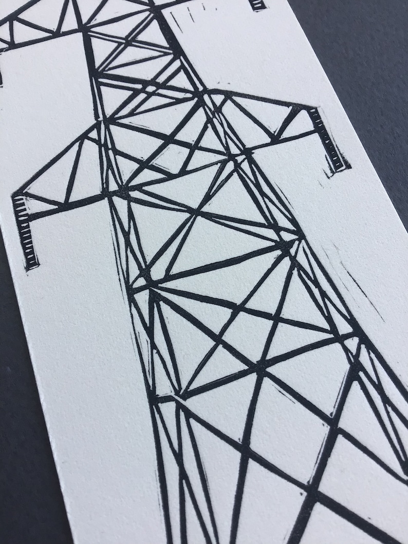 Puede incluir: Dibujo en blanco y negro de una alta torre de l&iacute;nea el&eacute;ctrica triangular.