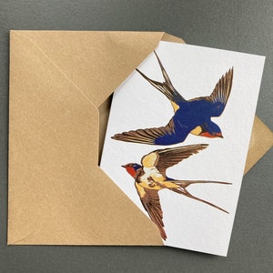 Cartão de felicitações colorido com duas andorinhas, redução de linogravura, impressão em bloco, tatuagem tradicional inspirada em pássaros em voo, arte