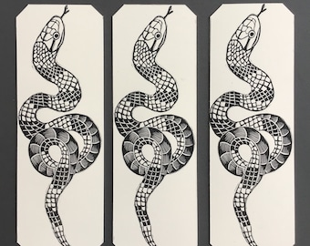 Marcapáginas con diseño de serpiente grabado en linóleo, estilo tradicional, estilo tatuaje, ilustración alternativa en blanco y negro, accesorio para libros, regalo