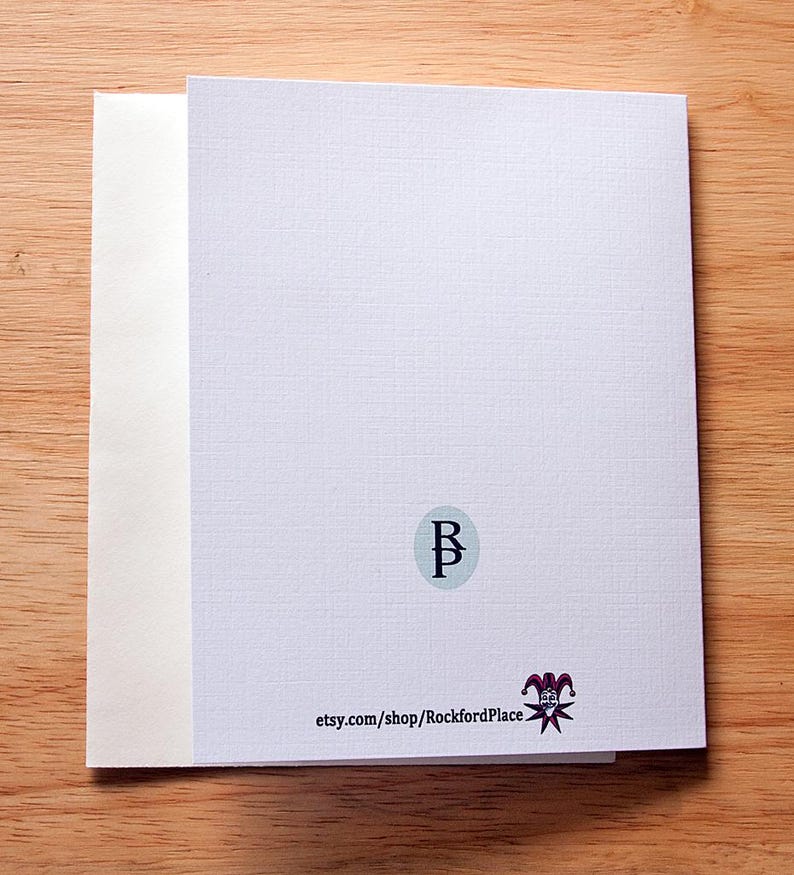Pu&ograve; includere: Un biglietto bianco con un cerchio blu che contiene la lettera "B" e il testo "etsy.com/shop/RockfordPlace" in nero. Un piccolo grafico di giullare si trova sotto il testo.