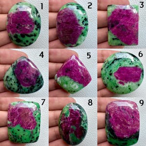Può includere: Assortimento di nove gemme di rubino zoisite in varie forme. Ogni pietra presenta un vivace centro magenta circondato da zoisite verde e inclusioni nere. Le forme includono tagli ovali, rettangolari e triangolari, mostrando motivi naturali.
