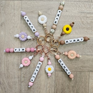 Llavero de flores personalizado, regalo para mamá, tía, hermana, amiga, dama de honor, abuela, niñera, novia.