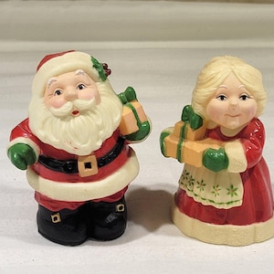 Cute Mr & Mrs Claus Vtg Salt n&#39; Pepper Shakers by Hallmark Cards Inc 1980s