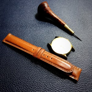 Handgjort brunt klockarmband i skalkordovan, vadderat läderarmband, anpassad passform bild 5