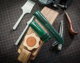 Handgjort grönt klockarmband i skalkordovanläder, vadderat utförande