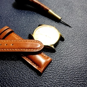 Handgjort brunt klockarmband i skalkordovan, vadderat läderarmband, anpassad passform bild 3