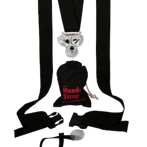 Könnte beinhalten: Schwarzer Gitarrengurt mit drei Saugnäpfen, einer schwarzen Tasche mit dem Text "The Mundo Strap" und der Website-Adresse "www.mundomusicgear.co.uk" sowie zwei schwarzen Schnallen.