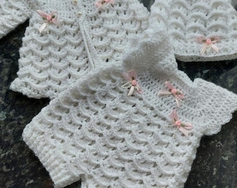 Conjunto de pelele, cárdigan y gorro de bebé de crochet hecho a mano