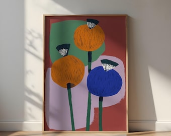 Op de afbeelding: Ingelijste kunstdruk met drie gestileerde bloemen in oranje en blauw tegen een achtergrond van groene, paarse en rode vormen. Het kunstwerk heeft een moderne, abstracte stijl, met een houten lijst.