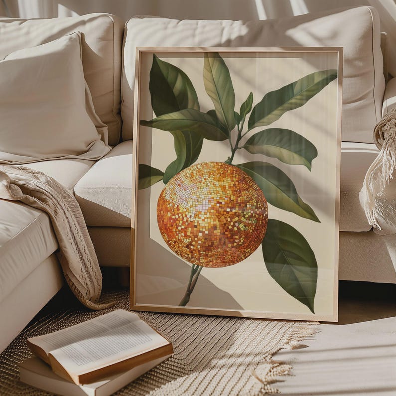 K&ouml;nnte beinhalten: Ein gerahmter botanischer Druck mit einer gro&szlig;en orangefarbenen Frucht mit strukturierter Oberfl&auml;che, umgeben von gr&uuml;nen Bl&auml;ttern.