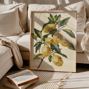 K&ouml;nnte beinhalten: Ein gerahmter Druck einer botanischen Illustration mit einem Zweig eines Zitronenbaums mit mehreren reifen Zitronen. Die Zitronen sind in einem detaillierten, realistischen Stil mit einer goldgelben Farbe dargestellt.