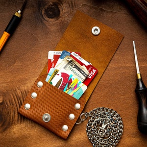 Mini Cartera con Cadena. Cartera Biker de Piel. Diseño minimalista unisex. Regalo para novio