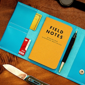 Funda de cuero para libreta con ranuras para tarjetas y portalápices para notas de campo. Billetera plegable con cierre a presión. Regalo perfecto para los viajes