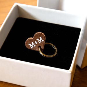 Llavero personalizado con forma de corazón y iniciales personalizadas: regalo romántico para parejas, llavero hecho a mano, dije de cuero real para novio o novia