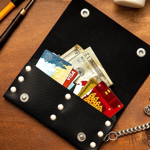 Cartera de motociclista: hecha a mano en cuero negro con una cadena de metal adjunta. Diseño minimalista unisex. Idea de regalo de artículos de cuero