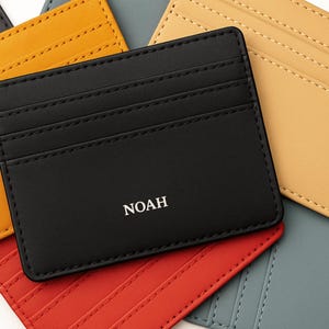 Porta-cartões fino e personalizado em couro – Carteira personalizada com relevo e monograma. Presente para homens, carteira minimalista para mulheres com nome/iniciais.