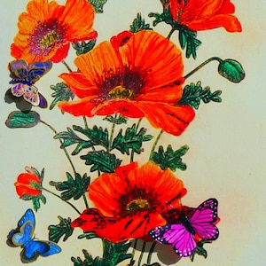 Puede incluir: Una pintura de amapolas de color rojo anaranjado vibrante con follaje verde oscuro, acentuada por varias mariposas tridimensionales en tonos azul, morado y blanco, con la firma del artista DC Hughes en la esquina inferior derecha.