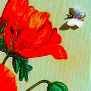 Puede incluir: Un lienzo impreso que muestra una amapola roja vibrante con hojas y tallo verdes, acompa&ntilde;ada de un peque&ntilde;o adorno de mariposa tridimensional con alas blancas y detalles de cuentas rosas situado a la derecha de la flor.