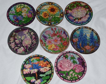 Juego de 8 posavasos con diseño de diamantes y flores.
