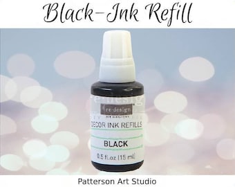Peut inclure: Une petite bouteille de recharge d'encre noire pour la décoration. La bouteille est étiquetée "re-design DIY SIMPLIFIED DECOR INK REFILLS BLACK 0.5 fl.oz (15 ml)"