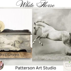 Peut inclure: Un cheval blanc saute en l'air, ses sabots soulevant de la poussière. Le cheval est silhouetté sur un ciel nuageux. L'image est intitulée "White Horse" et "Patterson Art Studio" est écrit en dessous de l'image.