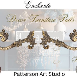 Peut inclure: Deux tirettes de meubles en métal doré orné avec un motif de volutes décoratives. Les tirettes sont appelées "Enchanté Decor Furniture Pulls" et proviennent de "Patterson Art Studio".