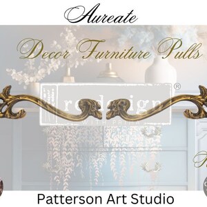 Peut inclure: Une paire de tirettes de meubles en métal doré orné avec un motif floral. Les tirettes sont présentées sur un fond blanc avec un arrangement floral décoratif et une pancarte qui indique "re-design with prima".