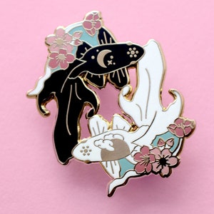 Koi Fisch Emaille Pin Geschenke für Fischbesitzer Japanisch inspiriertes Japan Geschenk Japanischer Fisch Fischliebhaber Pin Fantail Niedliche Stifte Schwarzweiß-Geschenk