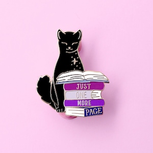 Emaille pin Just One More Page Book Cat; Literair boekenwurmcadeau voor zwarte lezende kat afbeelding 3