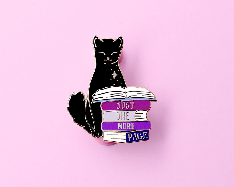 Emaille pin Just One More Page Book Cat; Literair boekenwurmcadeau voor zwarte lezende kat afbeelding 3
