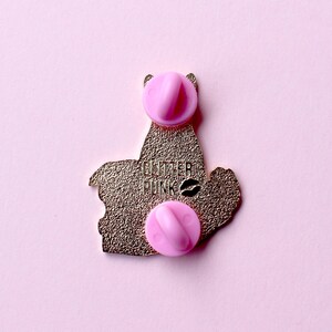 Emaille pin Just One More Page Book Cat; Literair boekenwurmcadeau voor zwarte lezende kat afbeelding 6