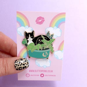 Broche de esmalte rígido em formato de gato com vaso de plantas