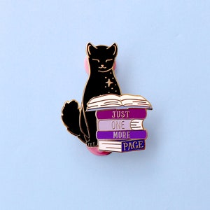 Emaille pin Just One More Page Book Cat; Literair boekenwurmcadeau voor zwarte lezende kat afbeelding 2