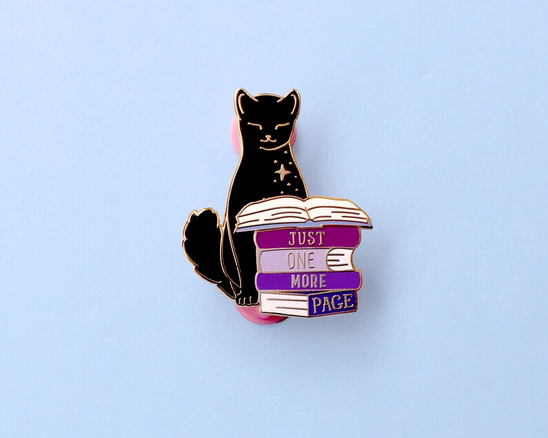 Emaille pin Just One More Page Book Cat; Literair boekenwurmcadeau voor zwarte lezende kat afbeelding 2