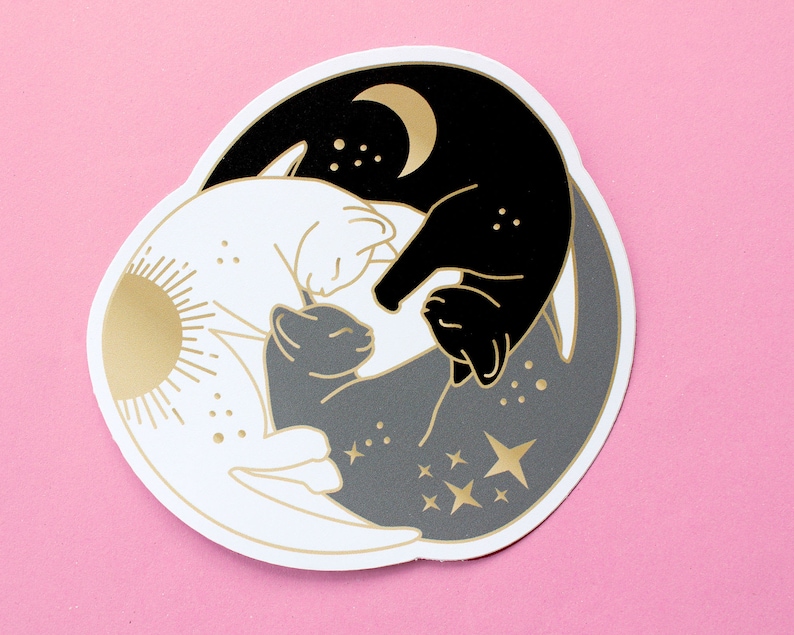 Pu&ograve; includere: Un adesivo con un design Yin e Yang con gatti. Il design include un gatto bianco con un sole dorato, un gatto nero con una luna dorata e un gatto grigio al centro. Sono incluse anche stelle e punti dorati.